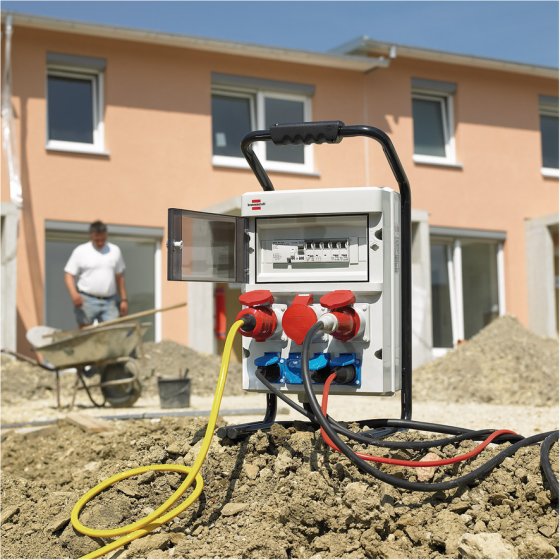 Stromverteiler BSV 4/32 FI+LS, 1x CEE 400/32A, 2x CEE 400V/16A, 4x Steckdosen T25 (IP55) *CH* - Anwendungsbild