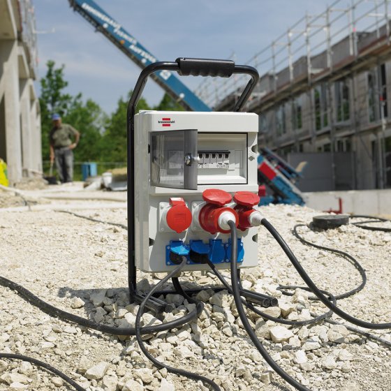 Stromverteiler BSV 4/32 FI+LS, 1x CEE 400/32A, 2x CEE 400V/16A, 4x Steckdosen T25 (IP55) *CH* - Anwendungsbild