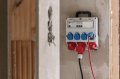 Wandverteiler 16A, 2x CEE 400/16A, 2x Typ T23 (IP55), 2x Typ T25 (IP55) *CH* - Anwendungsbild