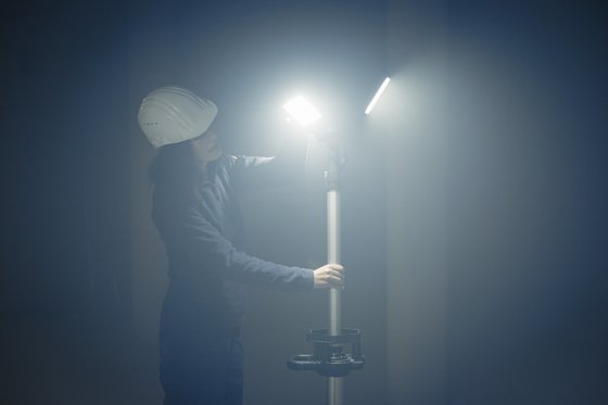 Professional Stativ LED Baustrahler Dreikopf 13050 T4K, IP54, 13500lm, 5m H07RN-F2X1,0 *CH*, 4000K - Anwendungsbild