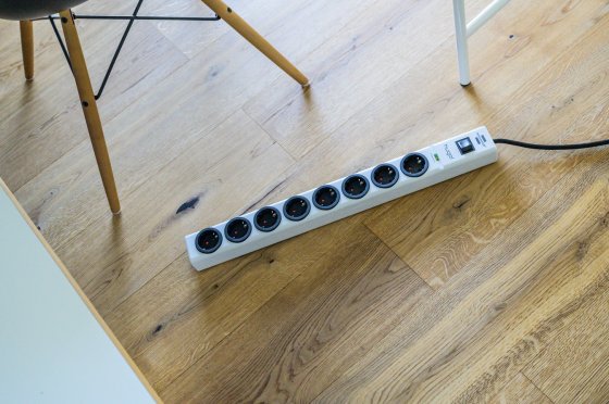 hugo! 19.500A &Uuml;berspannungsschutz-Steckdosenleiste 8-fach wei&szlig; 2m H05VV-F 3G1,5 - Anwendungsbild