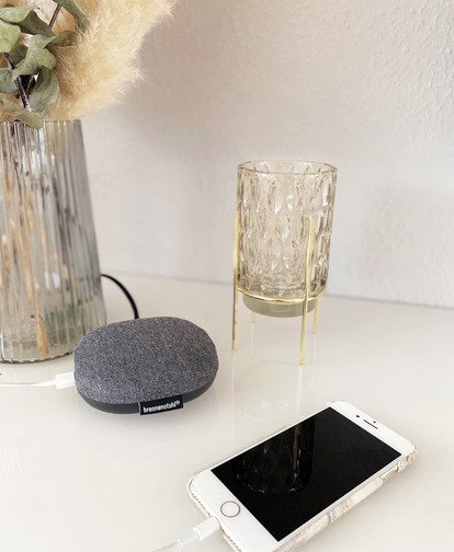 brennenstuhl&reg;estilo&nbsp;Ladestation mit Textiloberfl&auml;che 1xEurosteckdose und 2xUSB-Charger schwarz/anthrazit - Anwendungsbild