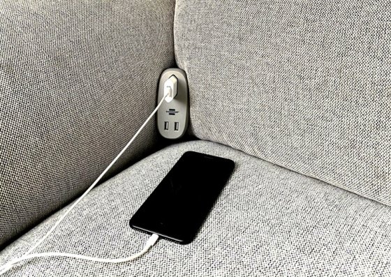brennenstuhl&reg;estilo Sofa-Steckdose mit Ladefunktion 1xEuro-Steckdose und 2xUSB-Charger anthrazit/grau - Anwendungsbild