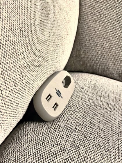 brennenstuhl&reg;estilo Sofa-Steckdose mit Ladefunktion 1xEuro-Steckdose und 2xUSB-Charger anthrazit/grau - Anwendungsbild