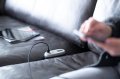 brennenstuhl&reg;estilo Sofa-Steckdose mit Ladefunktion 1xEuro-Steckdose und 2xUSB-Charger anthrazit/grau - Anwendungsbild