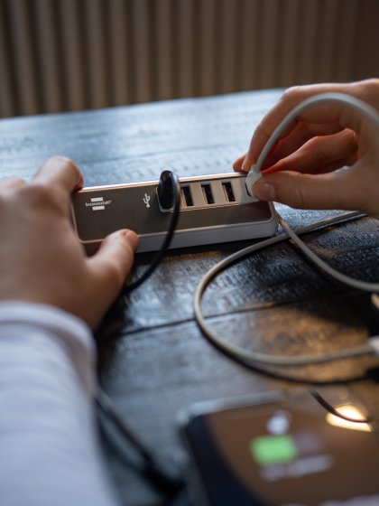 brennenstuhl&reg;estilo USB-Multiladeger&auml;t mit 1,5m Textilkabel 4x USB + 1x USB C Power Delivery - Anwendungsbild
