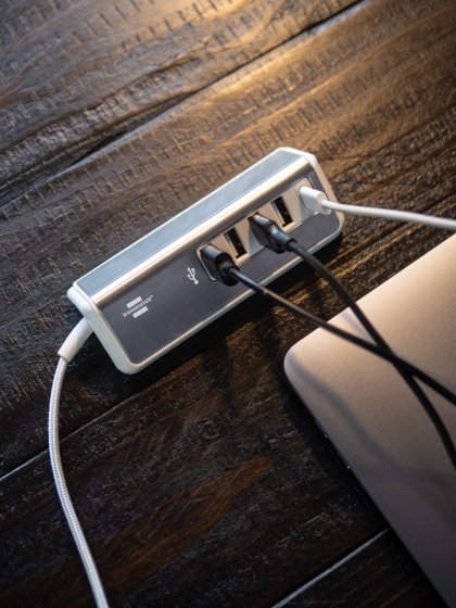 brennenstuhl&reg;estilo USB-Multiladeger&auml;t mit 1,5m Textilkabel 4x USB + 1x USB C Power Delivery - Anwendungsbild