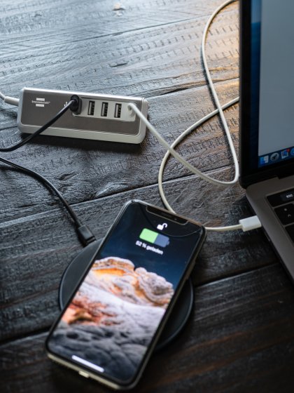brennenstuhl&reg;estilo USB-Multiladeger&auml;t mit 1,5m Textilkabel 4x USB + 1x USB C Power Delivery - Anwendungsbild