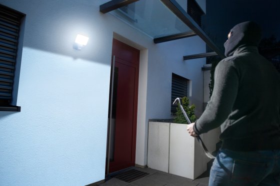 brennenstuhl&reg;Connect LED WiFi Strahler mit Infrarot-Bewegungsmelder WF 2050 P 2400lm, PIR, IP54       - Anwendungsbild