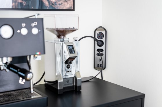 brennenstuhl&reg;estilo Ecksteckdosenleiste 4-fach mit USB A und USB C PD 30W silber/schwarz - Anwendungsbild