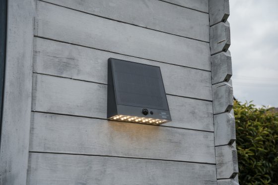 Solar LED Strahler mit Infrarot-Bewegungsmelder SOL 1000 Plana, 1000lm, IP54 - Anwendungsbild