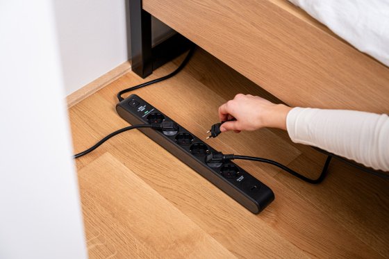 &Uuml;berspannungsschutz-Steckdosenleiste 6-fach 13.500 A mit 1x USB C PD 20W, 1x USB A 20W, 2m H05VV-F 3G1,5 schwarz/anthrazit - Anwendungsbild