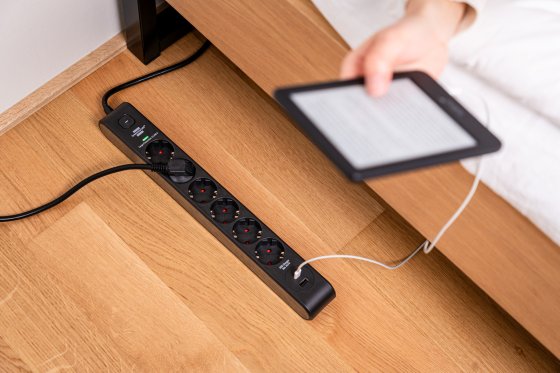 &Uuml;berspannungsschutz-Steckdosenleiste 6-fach 13.500 A mit 1x USB C PD 20W, 1x USB A 20W, 2m H05VV-F 3G1,5 schwarz/anthrazit - Anwendungsbild