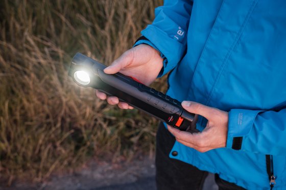 Akku LED Handlampe HL 600 AD mit Dynamo-Schnelllademöglichkeit 600+180lm, IP54 - Anwendungsbild
