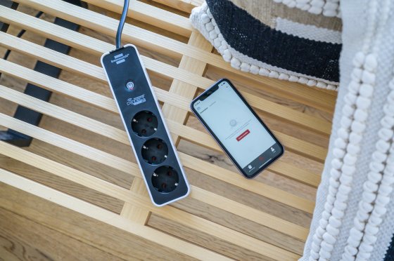 brennenstuhl®Connect Ecolor WiFi Steckdosenleiste 3-fach weiß/schwarz - Anwendungsbild