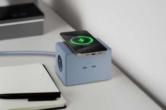 hugo! ONE Steckdosenw&uuml;rfel mit USB C 20W PD ice blue - Anwendungsbild