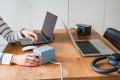 hugo! ONE Steckdosenw&uuml;rfel mit USB C 20W PD ice blue - Anwendungsbild