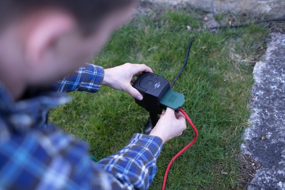 brennenstuhl&reg;Connect WiFi Gartensteckdose mit Erdspie&szlig; CS und Montageplatte IP44 2-fach 3m H07RN-F3G1,5 - Anwendungsbild