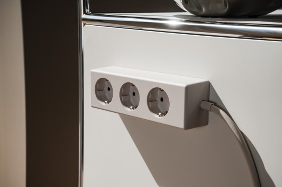 hugo! MAGNETIC Steckdosenleiste 3-fach mit magnetischer Unterseite, cream white - Anwendungsbild