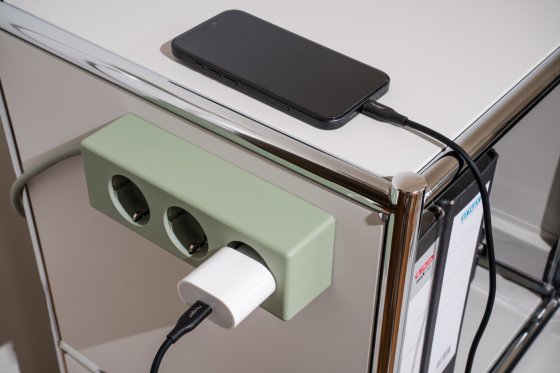 hugo! MAGNETIC Steckdosenleiste 3-fach mit magnetischer Unterseite, mint green - Anwendungsbild