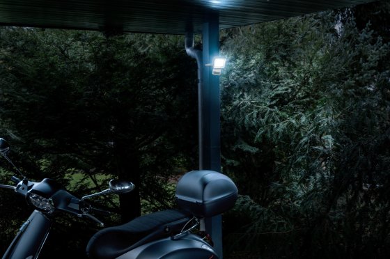 LED Strahler JARO 1060 WP mit Infrarot-Bewegungsmelder, 1150lm, 10W, IP65 - Anwendungsbild