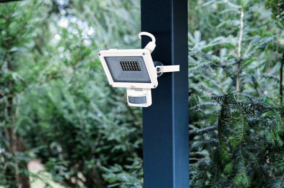LED Strahler JARO 3060 WP mit Infrarot-Bewegungsmelder, 2300lm, 20W, IP65 - Anwendungsbild