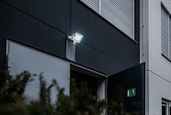 LED Strahler JARO 4060 WP mit Infrarot-Bewegungsmelder, 3450lm, 30W, IP65 - Anwendungsbild