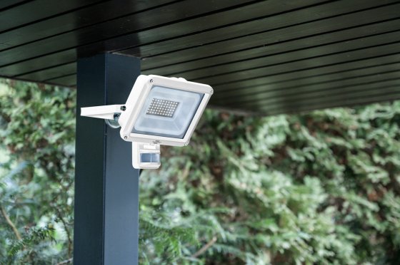 LED Strahler JARO 4060 WP mit Infrarot-Bewegungsmelder, 3450lm, 30W, IP65 - Anwendungsbild
