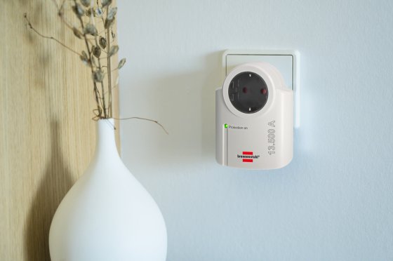 Primera-Line &Uuml;berspannungsschutzadapter 13.500A wei&szlig; - Anwendungsbild