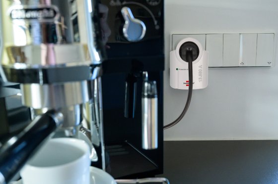 Primera-Line &Uuml;berspannungsschutzadapter 13.500A wei&szlig; - Anwendungsbild