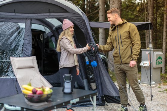 Camping CEE Verl&auml;ngerungskabel IP44 25m schwarz H07RN-F 3G2,5 CEE-Stecker, Winkelkupplung 230V/16A - Anwendungsbild