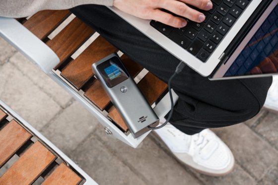 Powerbank PB20k 20.000mAh, 74Wh mit 2 USB C 100W PD, 1 USB C 30W PD, 1 USB A 22,5W - Anwendungsbild