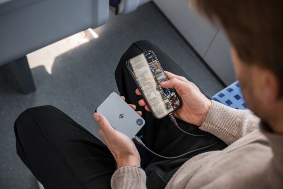 Powerbank PB5k 5.000mAh mit Qi2 Wireless Charging - Anwendungsbild
