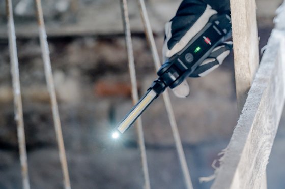 Professional Akku LED Handlampe HLA 1000 ACW, 1000+170 lm, IP54 - Anwendungsbild