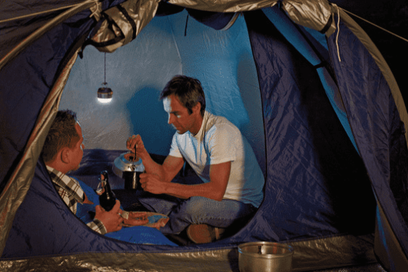Pourquoi avoir une bonne lampe de poche est essentiel en camping ?